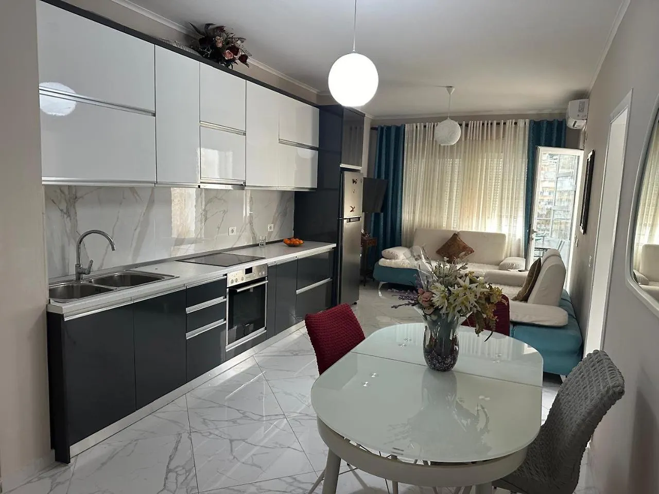 Center Apartments Sarandë 0*,